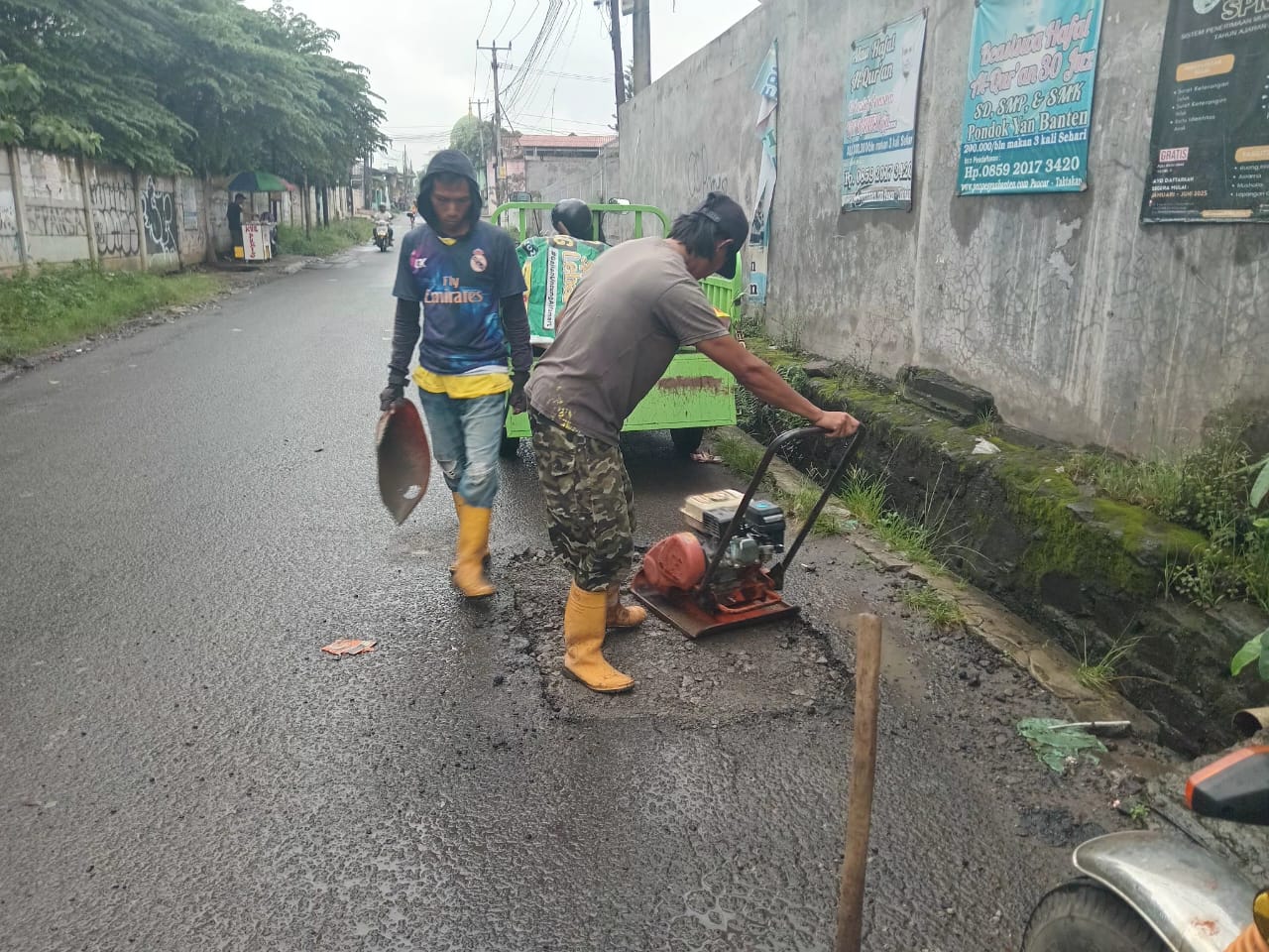 Dinas PUPR Kota Serang melakukan kegiatan Hampar agregat cadika-sayar. (9 Februari 2026)