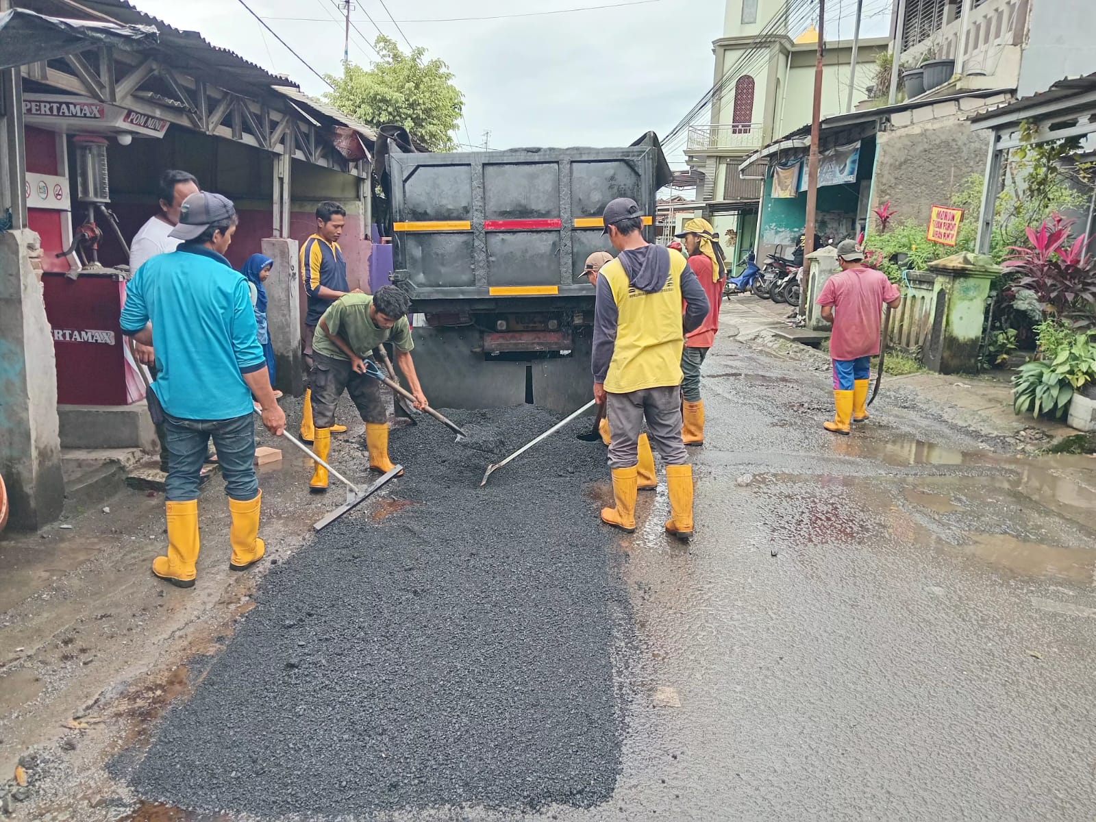 Dinas PUPR Kota Serang melakukan kegiatan Hotmix Jl. cadika-sayar (1). (9 Februari 2026)