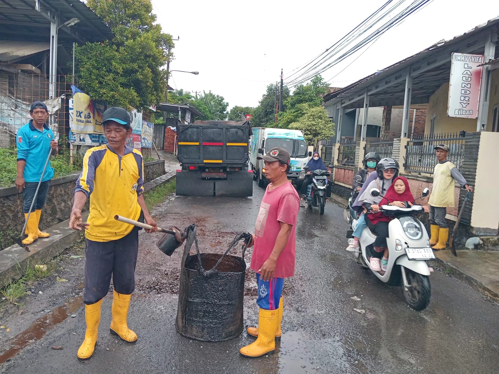 Dinas PUPR Kota Serang melakukan kegiatan Hotmix Jl. cadika-sayar (1). (9 Februari 2026)