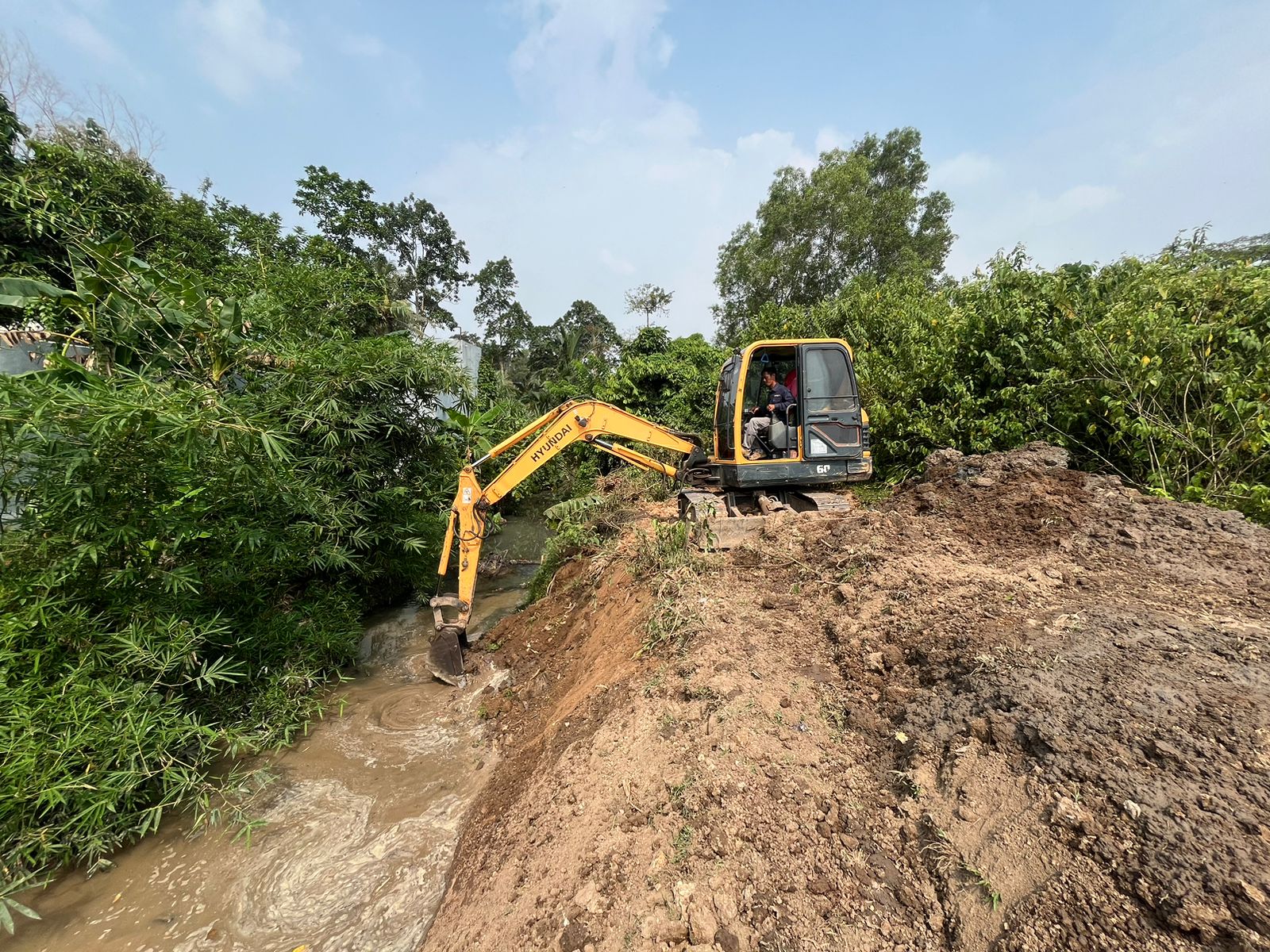 Normalisasi Sungai di Kelurahan Sepang, Kecamatan Taktakan. (12 Juni 2025)