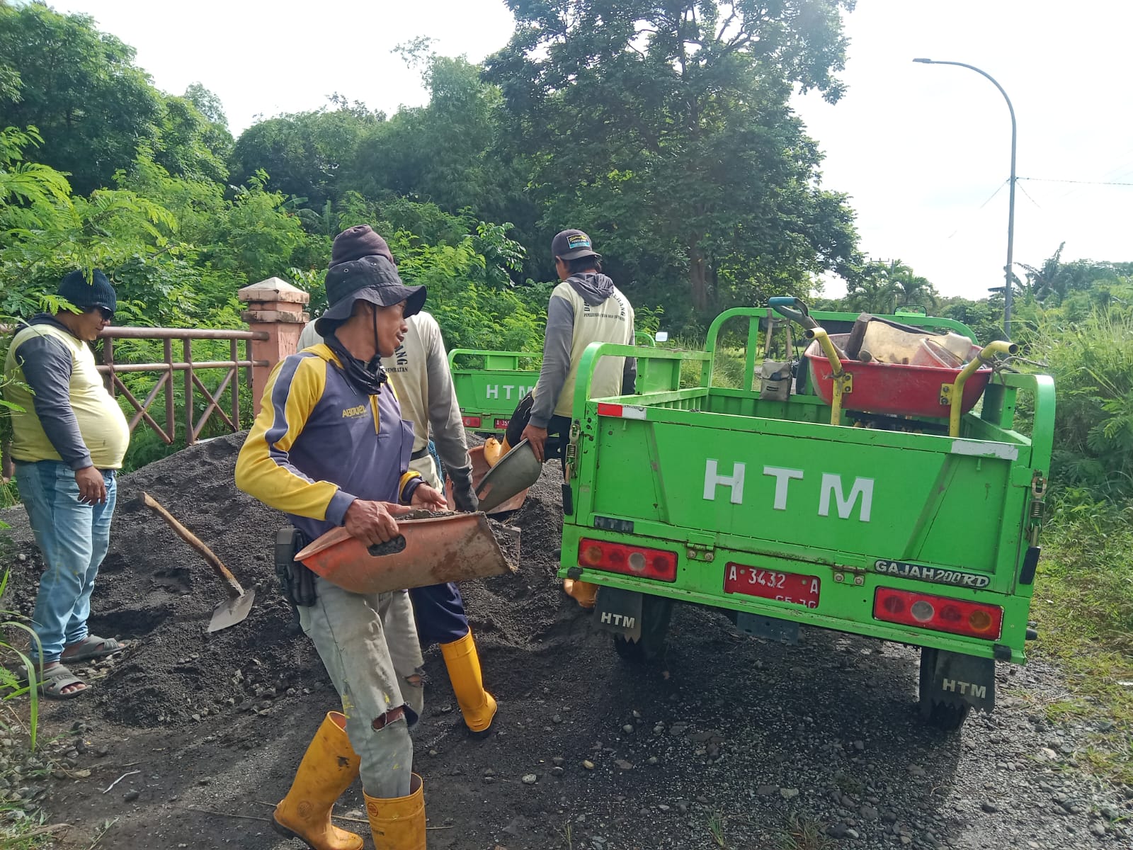 Dinas PUPR Kota Serang melakukan kegiatan Hampar agregat kaligandu-trondol(2). (9 Februari 2026)