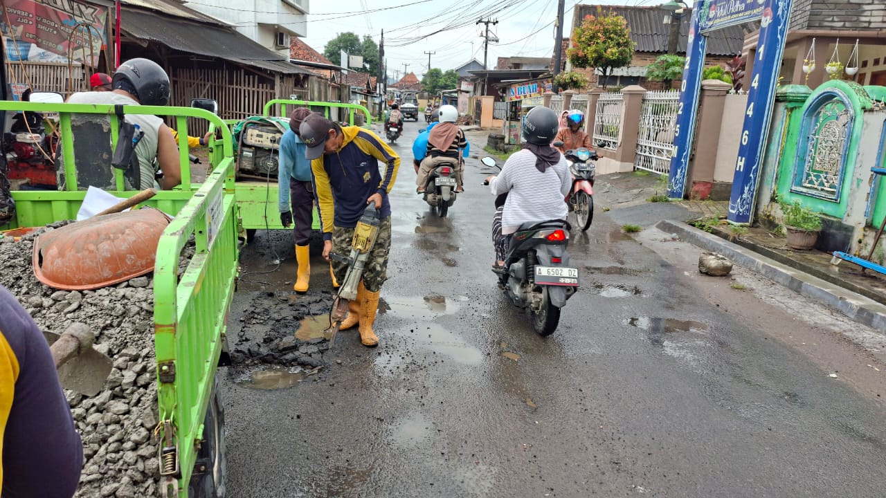Dinas PUPR melakukan Pemeliharaan JL. CADIKA - SAYAR 1. (18 Januari 2026)