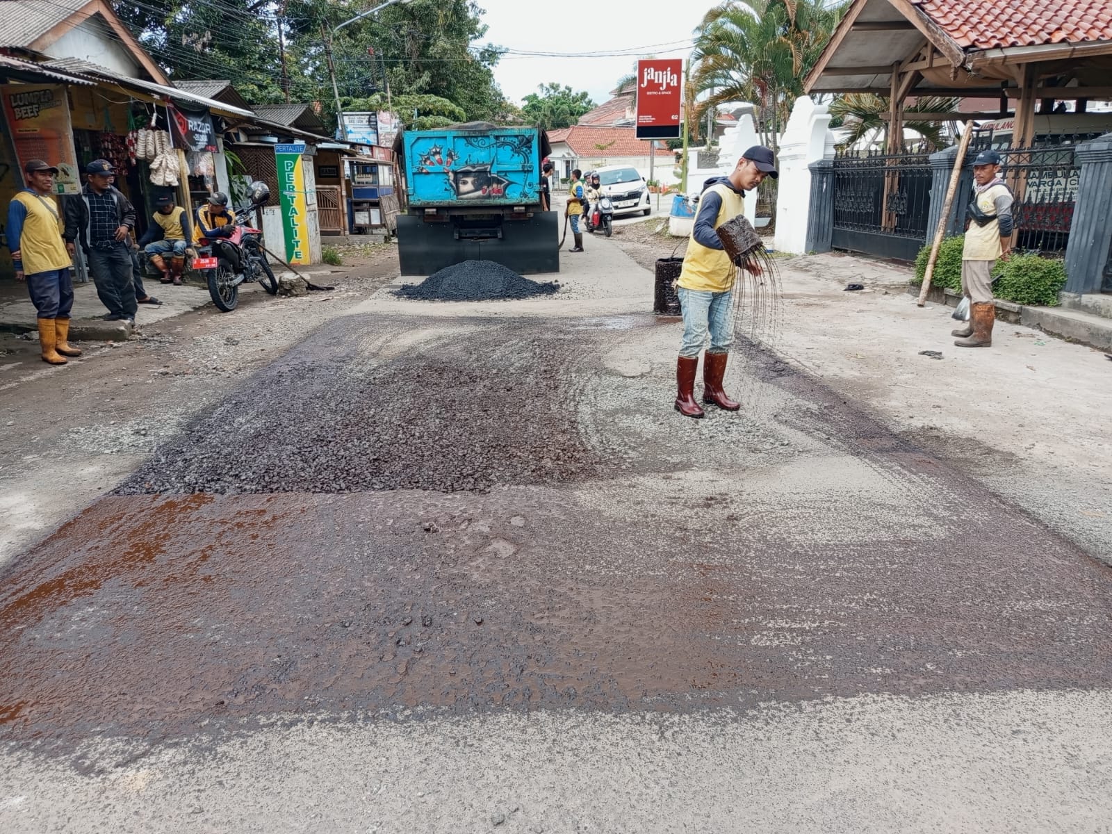 Dinas PUPR melakukan Pemeliharaan Jalan KALIGANDU - UNYUR. (12 Maret 2026)