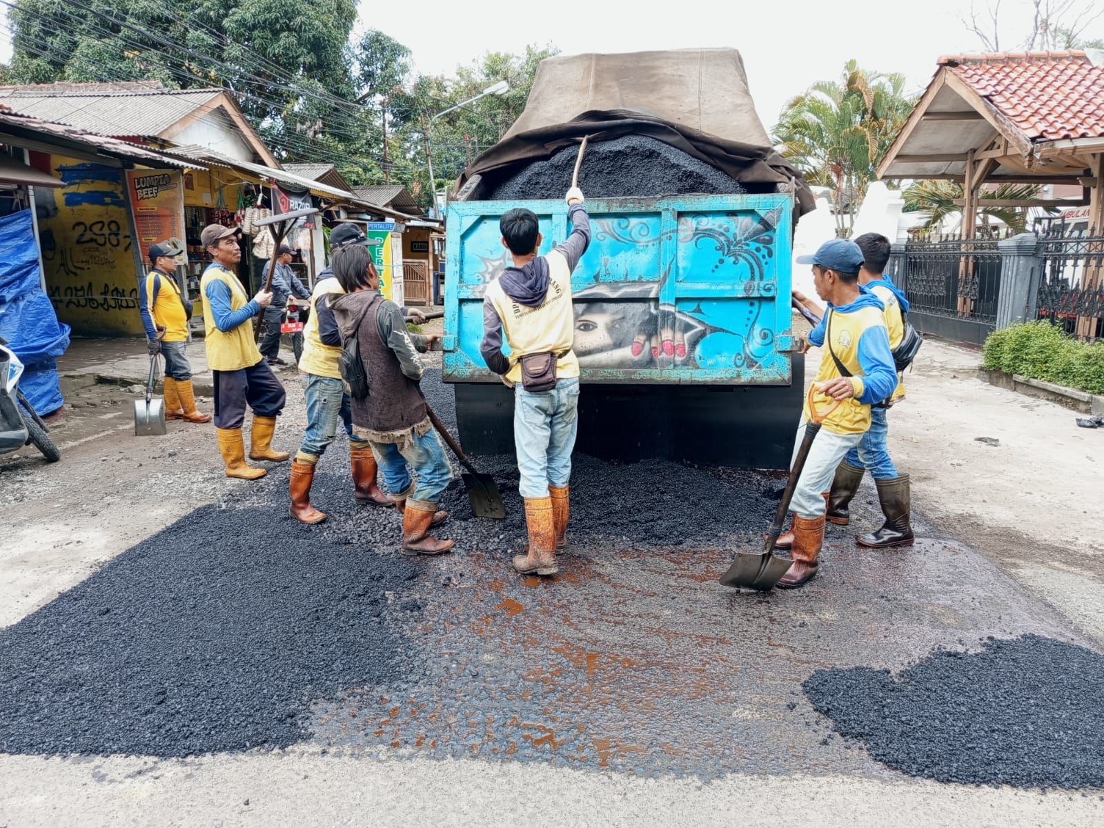 Dinas PUPR melakukan Pemeliharaan Jalan KALIGANDU - UNYUR. (12 Maret 2026)