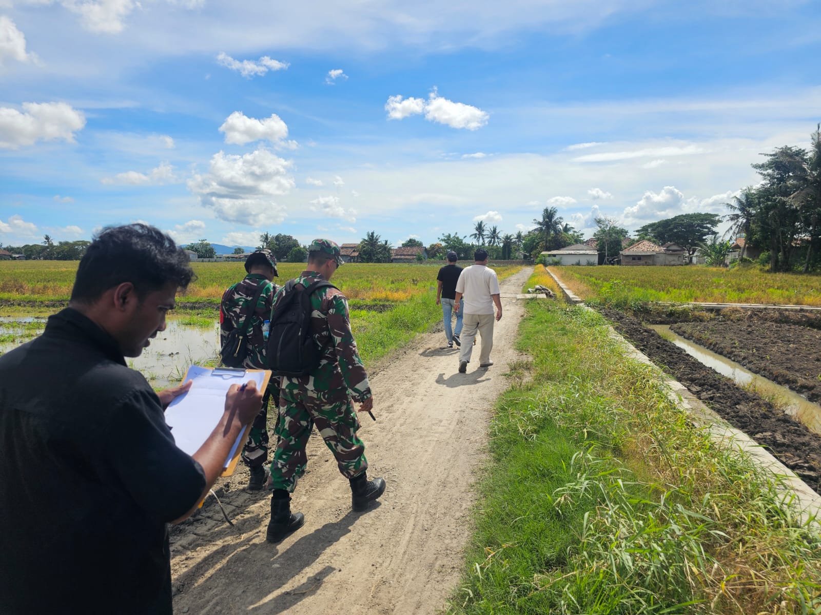 Dinas Pupr Melakukan  Survey jalan rencana kegiatan TNI jl. lingk. cangkring, kel. sawah luhur (13 April 2026)
