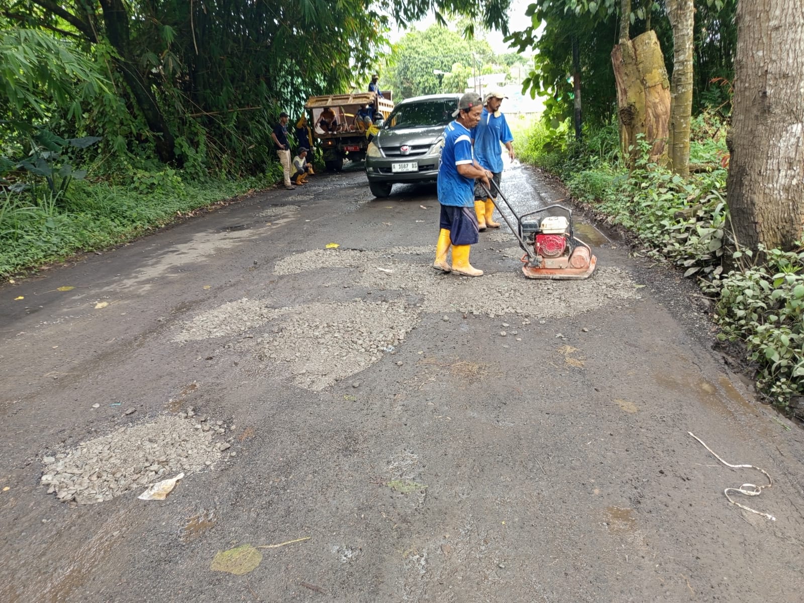 Dinas PUPR Kota Serang melakukan kegiatan Hampar agregat karundang-dalung (9 Februari 2026)
