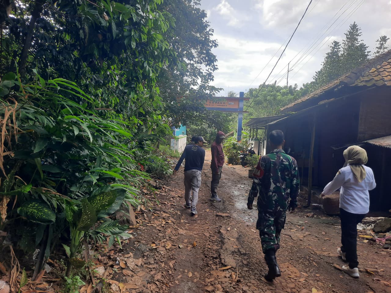 Dinas Pupr Melakukan  Survey jalan rencana kegiatan TNI jl. lingk. sogata, kel. curug manis (13 April 2026)