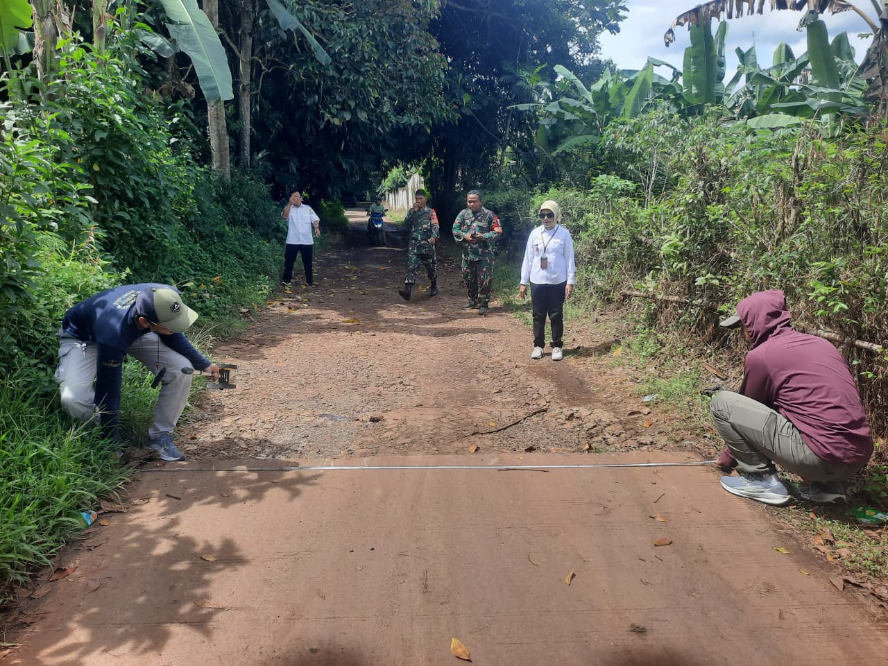 Dinas Pupr Melakukan Survey jalan rencana kegiatan TNI jl. lingk. sogata, kel. curug manis (13 April 2026)