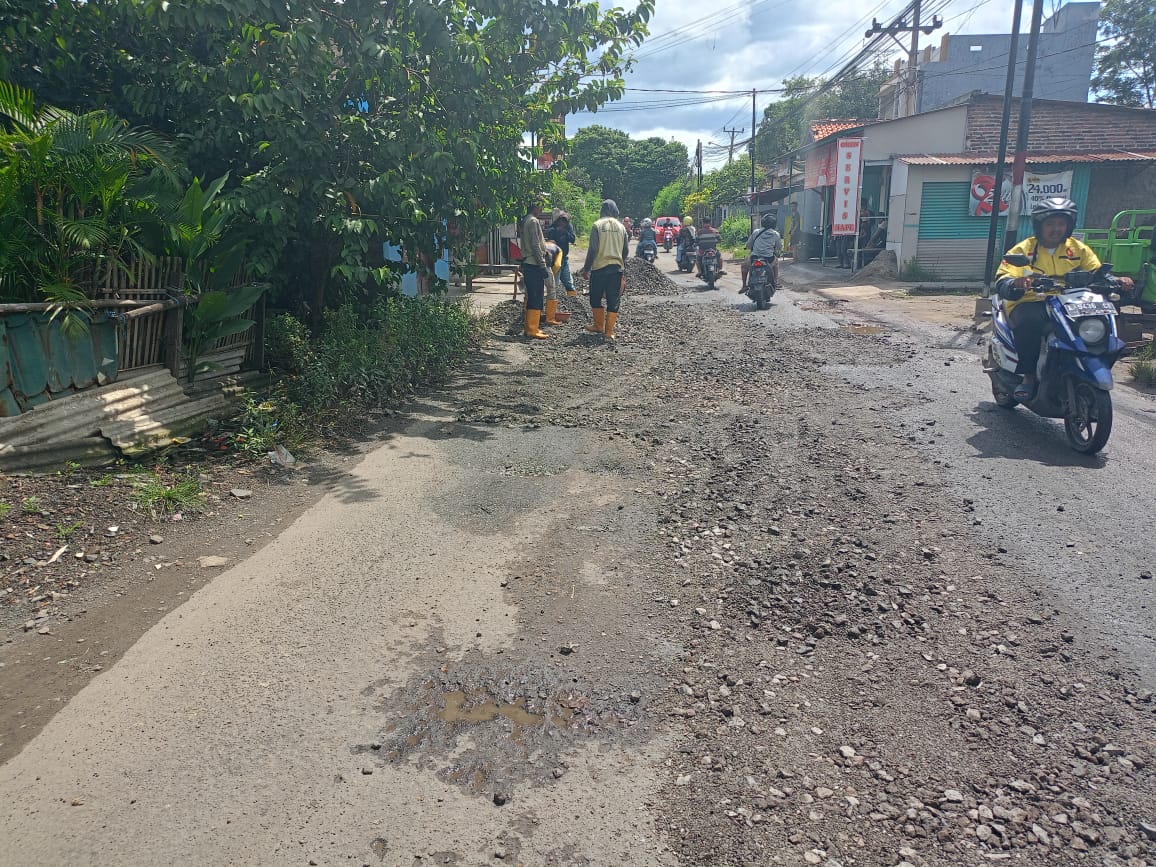 Dinas PUPR Kota Serang melakukan kegiatan Hampar agregat trondol-priyayi . (9 Februari 2026)
