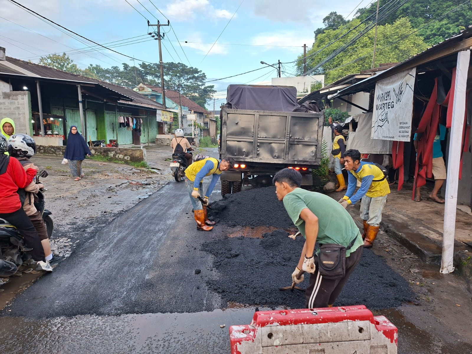Dinas PUPR Kota Serang melakukan kegiatan Hotmix Jl. Empat Lima (12 Februari 2026)