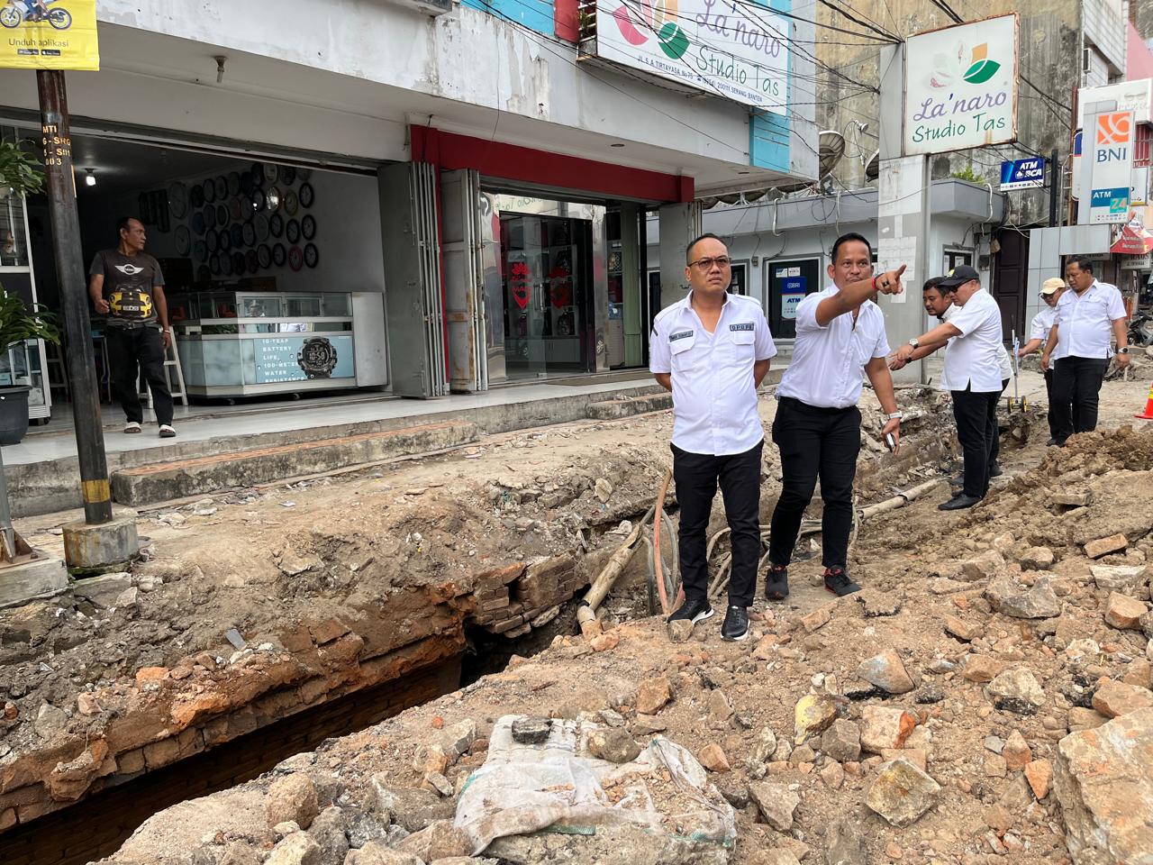 Dinas PUPR Kota Serang meninjau pekerjaan revitalisasi pedisterian Taman sari - Pasar Royal. (24 September 2025)
