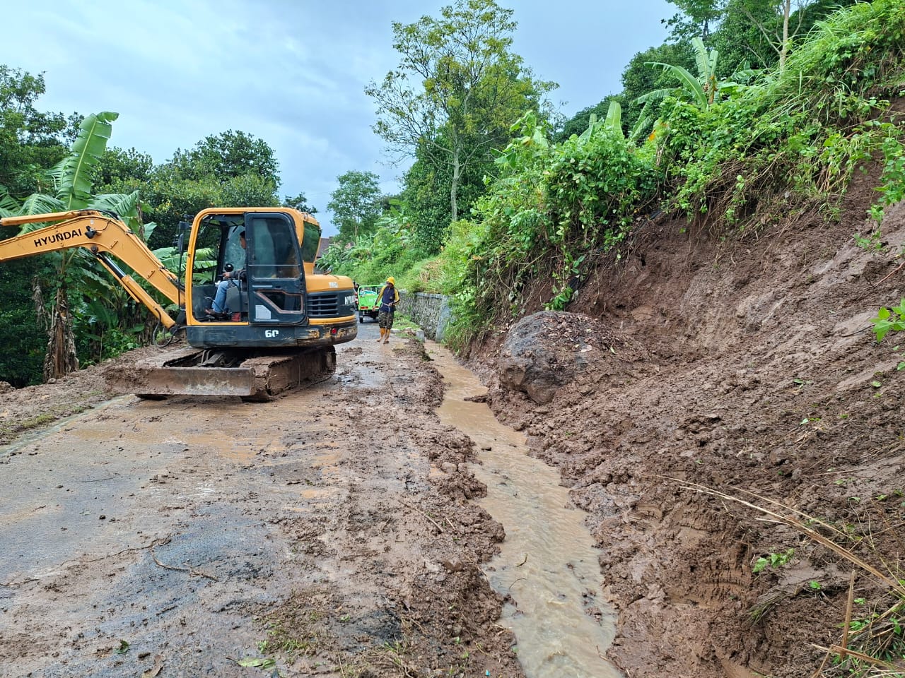 Dinas PUPR Kota Serang melakukan kegiatan Penanganan longsor link. padukan . (9 Februari 2026)