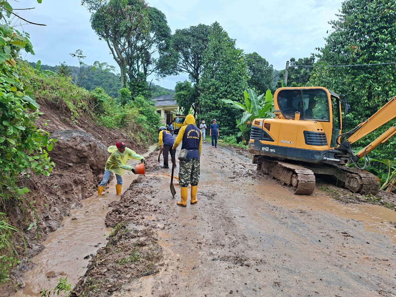 Dinas PUPR Kota Serang melakukan kegiatan Penanganan longsor link. padukan . (9 Februari 2026)