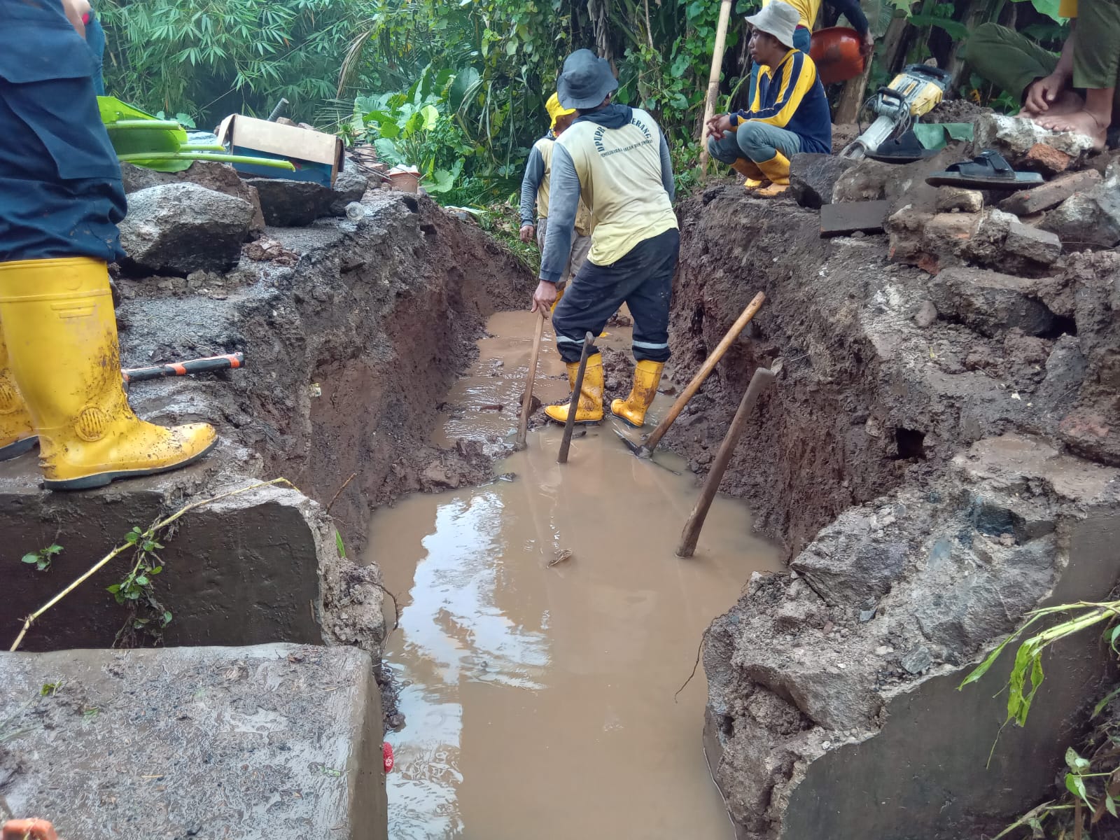 Dinas PUPR Kota Serang melakukan kegiatan Perbaikan gorng-gorong Jl. ciwatek-drangong . (9 Februari 2026)