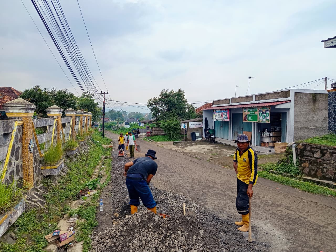 Dinas PUPR Kota Serang melakukan kegiatan Hampar agregat Jl. sepang-sayar. (12 Februari 2026)