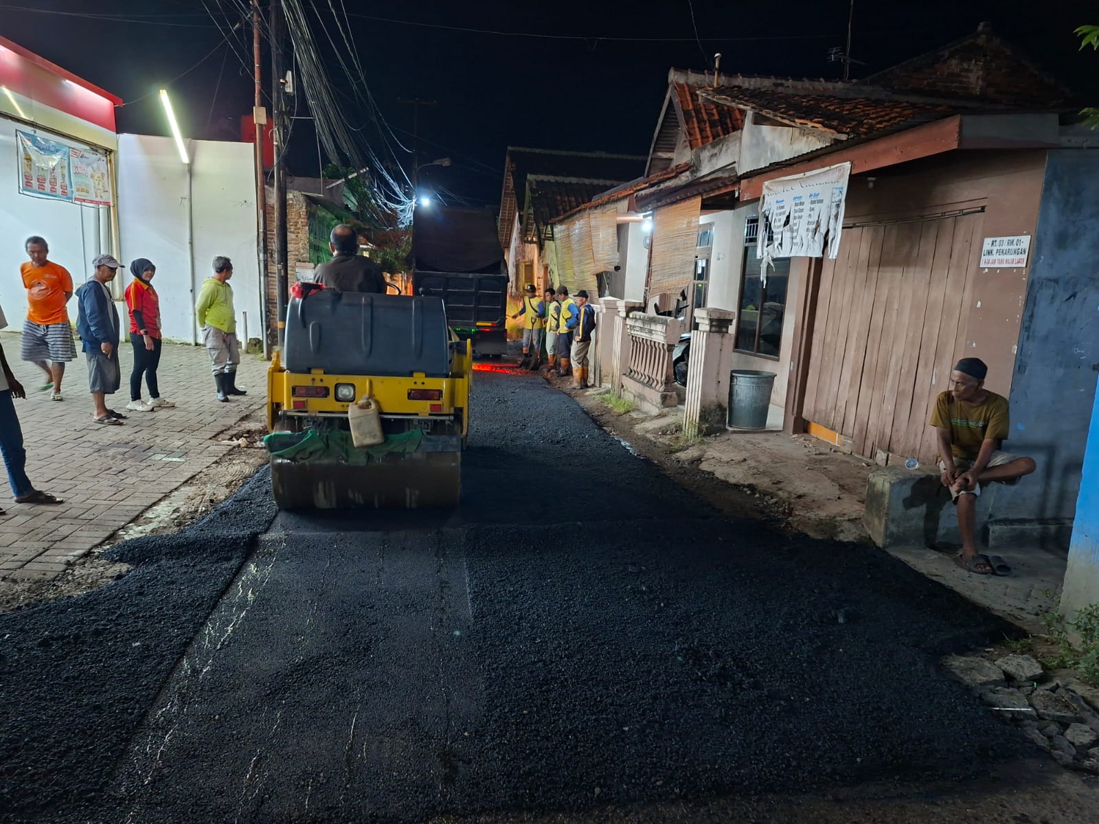 Dinas PUPR Kota Serang melakukan kegiatan Hotmix Jl. jiwantaka 2. (12 Februari 2026)
