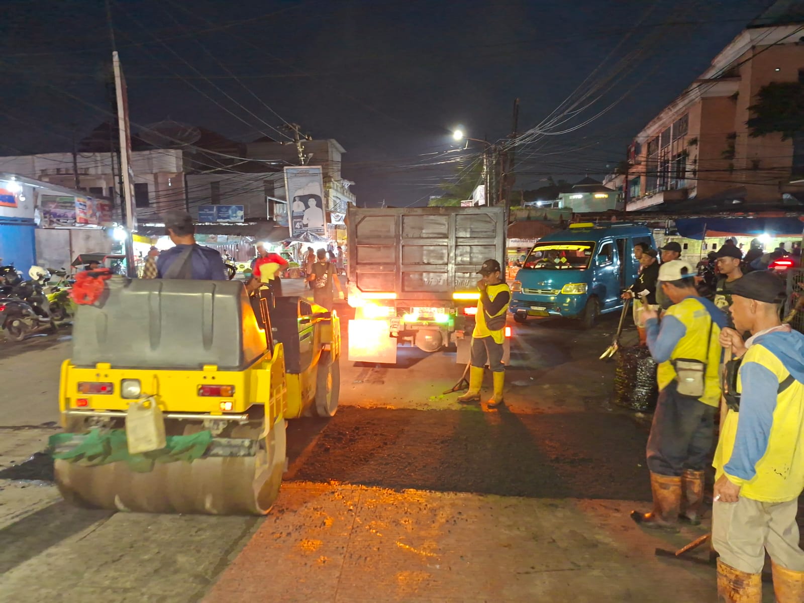 Dinas PUPR Kota Serang melakukan kegiatan Hotmix Jl. samaun bakri. (12 Februari 2026)