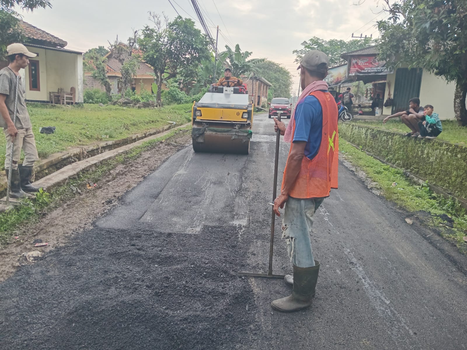 Dinas PUPR Kota Serang melakukan kegiatan Hotmix Jl. sepang-sayar. (12 Februari 2026)