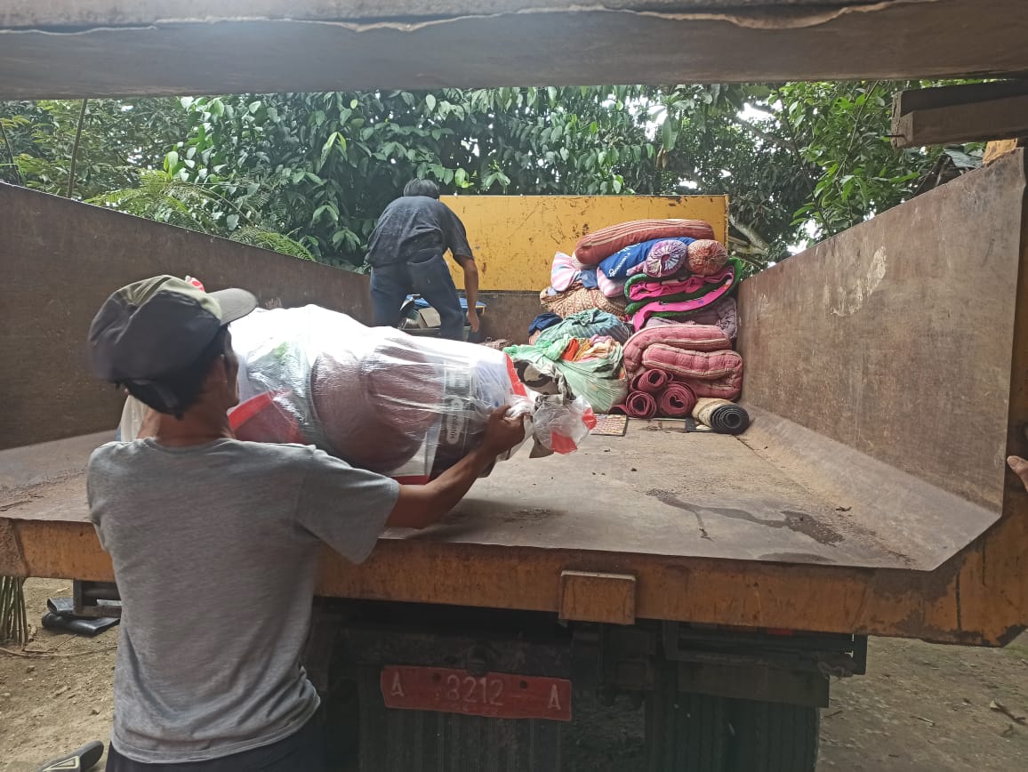 Dinas PUPR Kota Serang memberikan perbantuan pindahan warga Sukadana kec.kasemen. (5 Juli 2025)