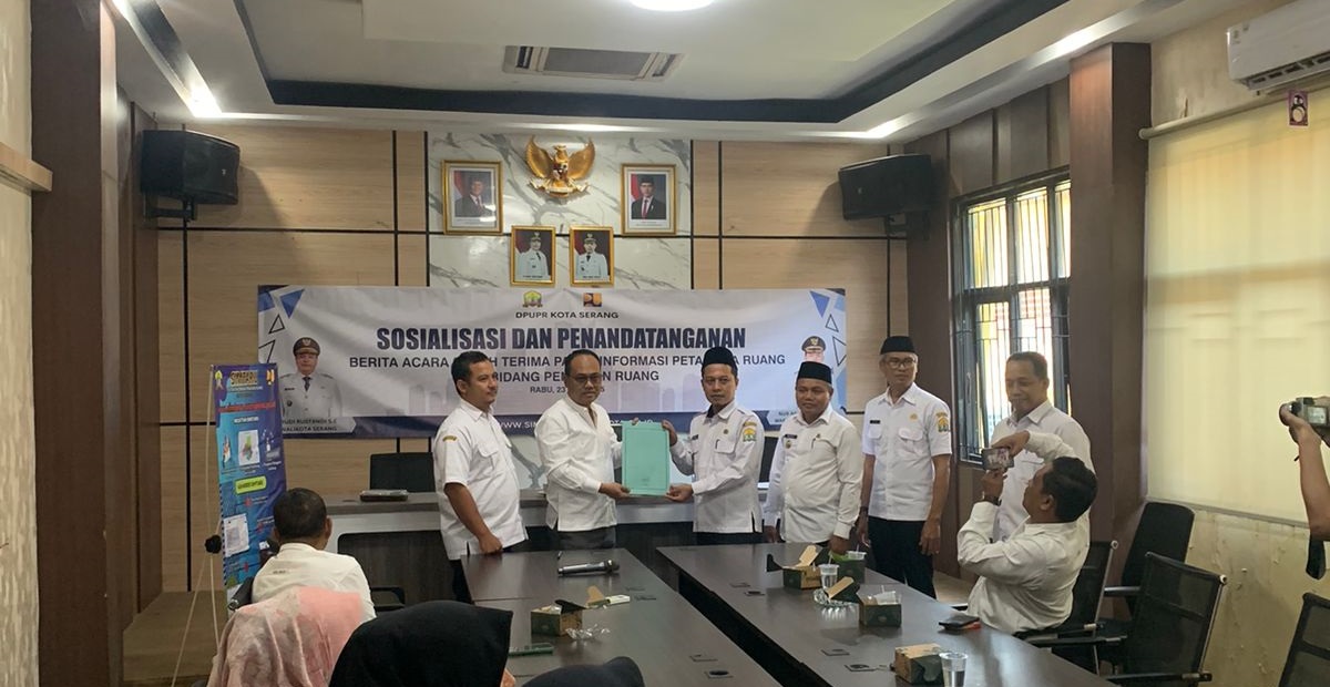 Dinas PUPR Kota Serang melaksanakan Kegiatan Sosialisasi, Penyerahan dan Penandatanganan Berita Acara Serah Terima Papan Informasi Peta Pola Ruang.