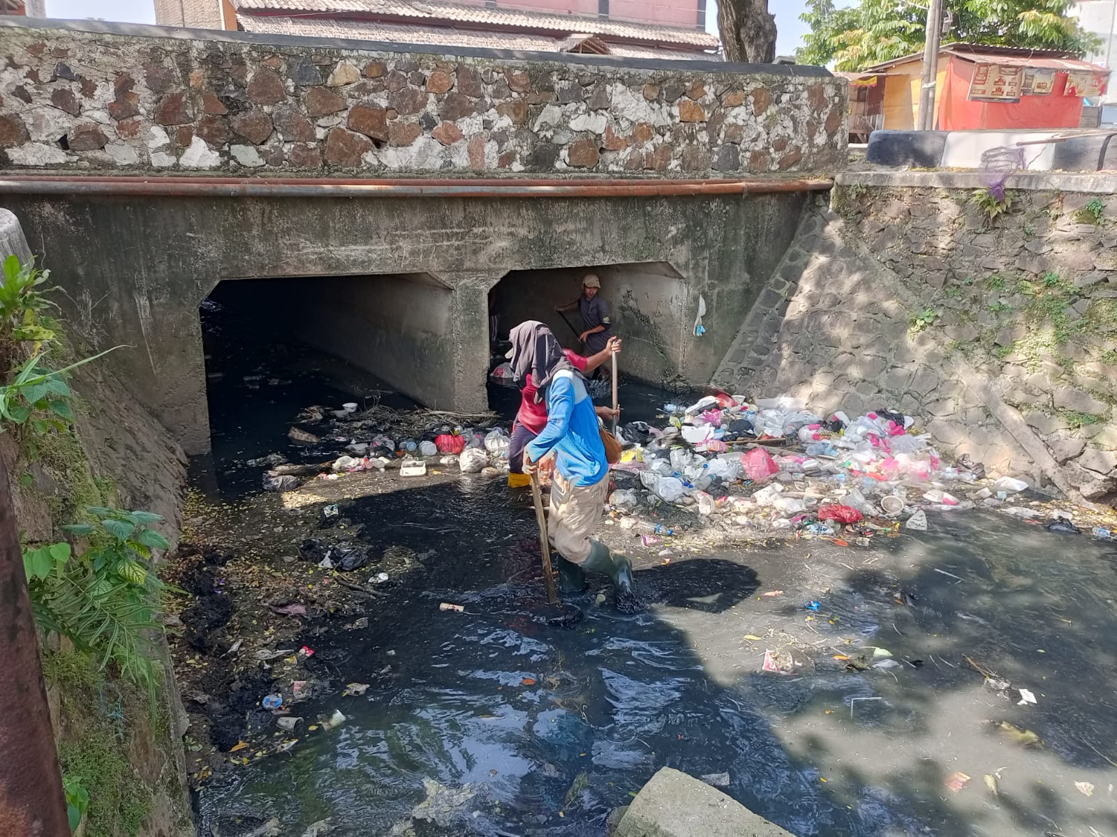 Dinas PUPR melaksanakan Kegiatan pemeliharaan  Sungai Kaligandu - Warung jaud.