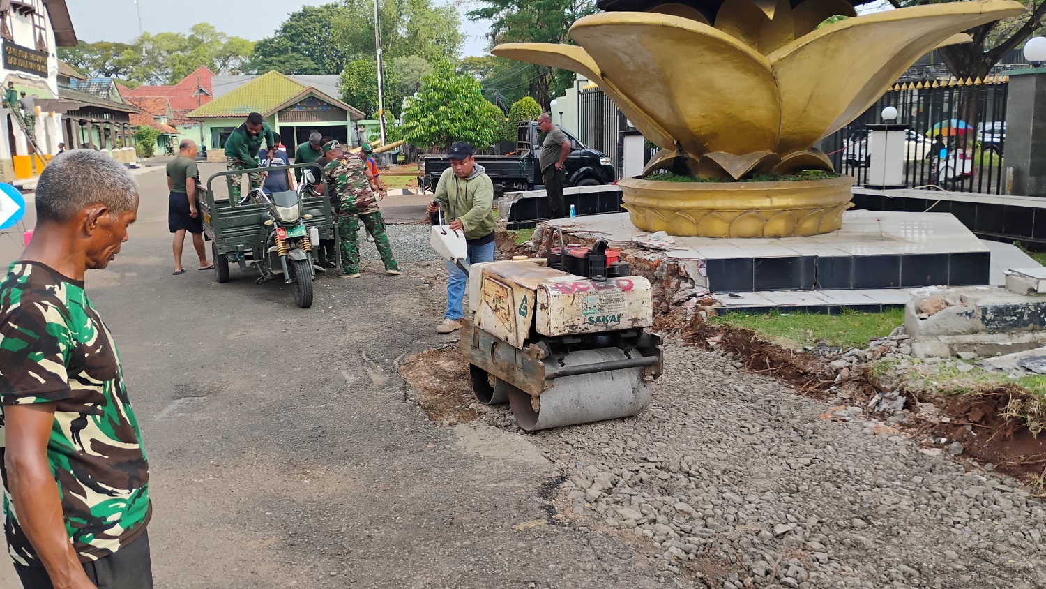 Dinas PUPR Kota Serang Dukung Pemadatan Jalan di Korem 064/MY. (30 Juni 2025)