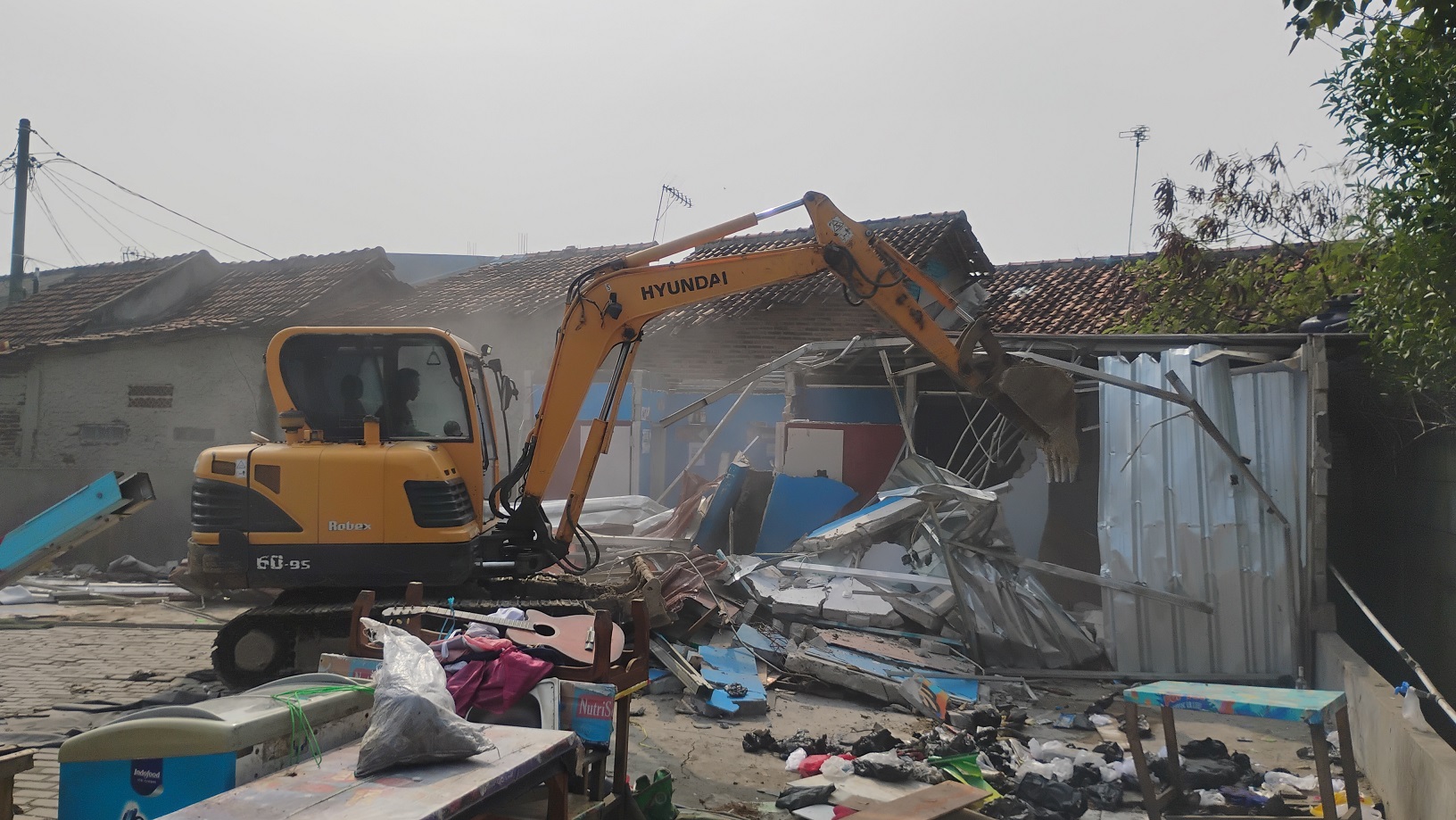 Dinas PUPR Kota Serang mendukung pelaksanaan kegiatan pembongkaran kios auning di area belakang Stadion Maulana Yusuf, Ciceri, Kota Serang.