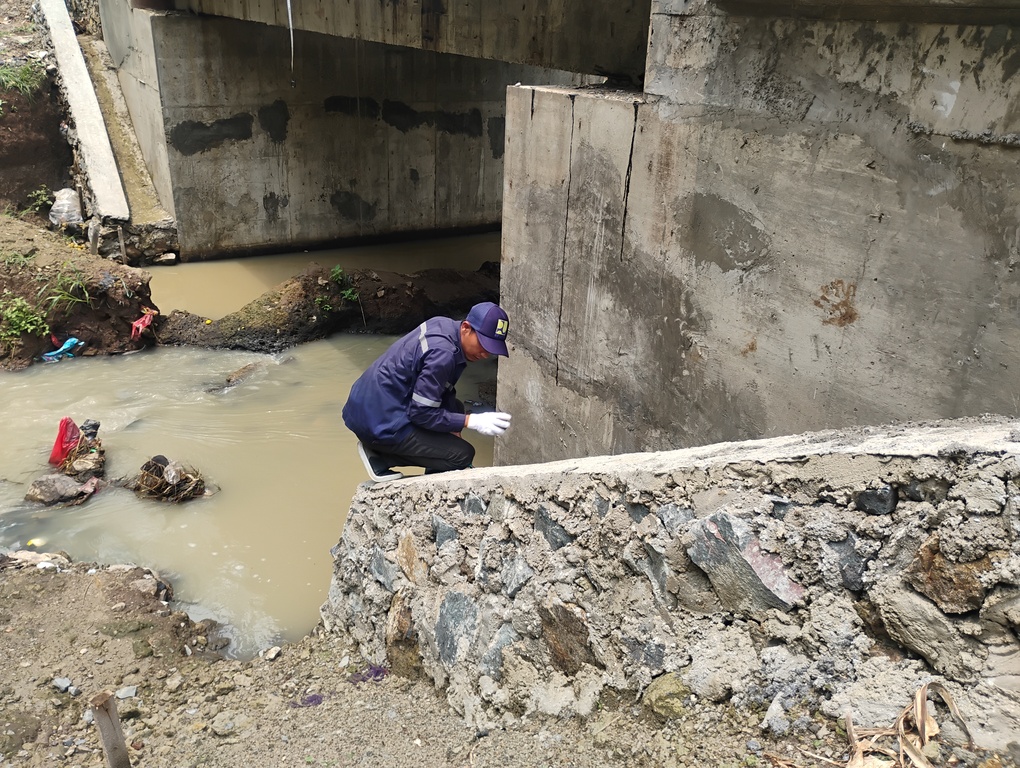 Dinas PUPR Kota Serang melakukan Uji Hammer Test di Sukawanan Asri. (14 Oktober 2025)