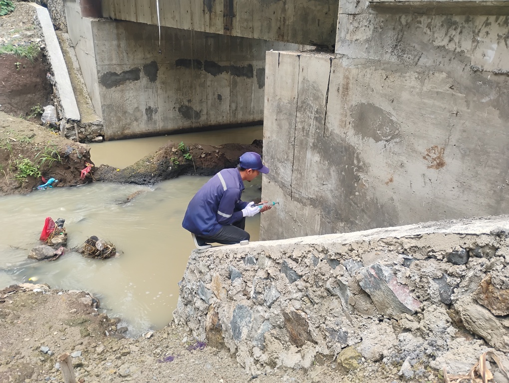 Dinas PUPR Kota Serang melakukan Uji Hammer Test di Sukawanan Asri. (14 Oktober 2025)