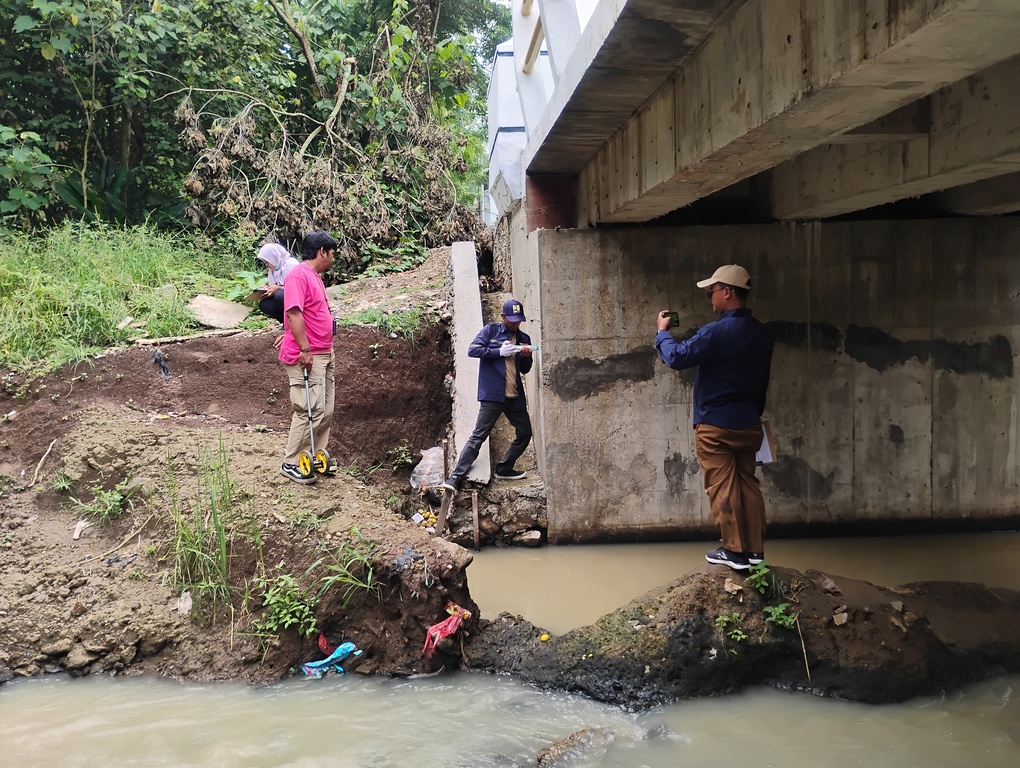 Dinas PUPR Kota Serang melakukan Uji Hammer Test di Sukawanan Asri. (14 Oktober 2025)
