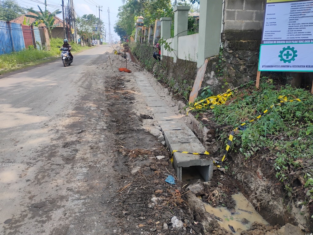 Dinas PUPR Kota Serang melakukan Uji Hammer Test di Link. Sepang , Kec. Taktakan. (16 Oktober 2025)