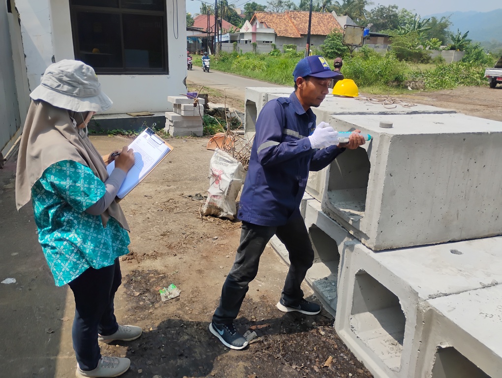 Dinas PUPR Kota Serang melakukan Uji Hammer Test di Link. Sepang , Kec. Taktakan. (16 Oktober 2025)