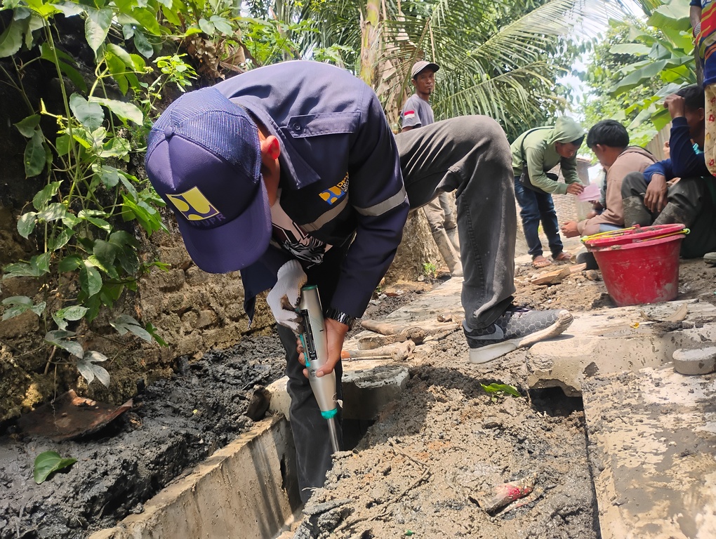 Dinas PUPR Kota Serang melakukan Uji Hammer Test di Link. Rancateles , Kel. Drangong. (16 Oktober 2025)