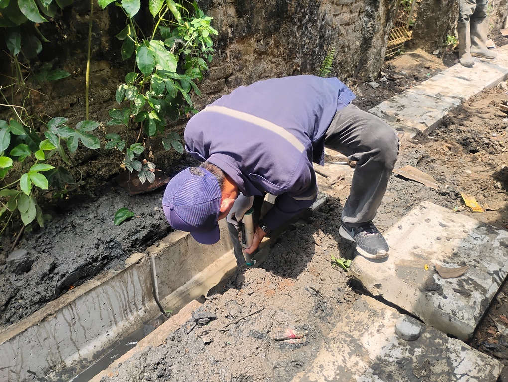 Dinas PUPR Kota Serang melakukan Uji Hammer Test di Link. Rancateles , Kel. Drangong. (16 Oktober 2025)