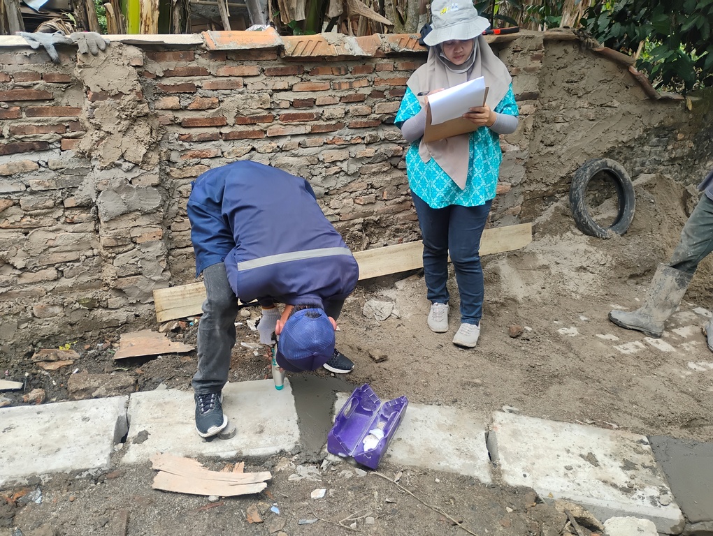 Dinas PUPR Kota Serang melakukan Uji Hammer Test di Link. Rancateles , Kel. Drangong. (16 Oktober 2025)