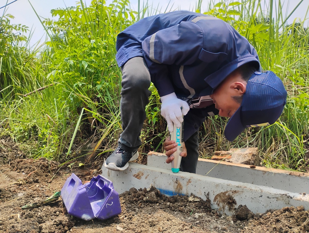 Dinas PUPR Kota Serang melakukan Uji Hammer Test di Link Kp Kemeranggen. (17 Oktober 2025)