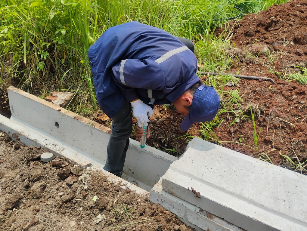 Dinas PUPR Kota Serang melakukan Uji Hammer Test di Link Kp Kemeranggen. (17 Oktober 2025)
