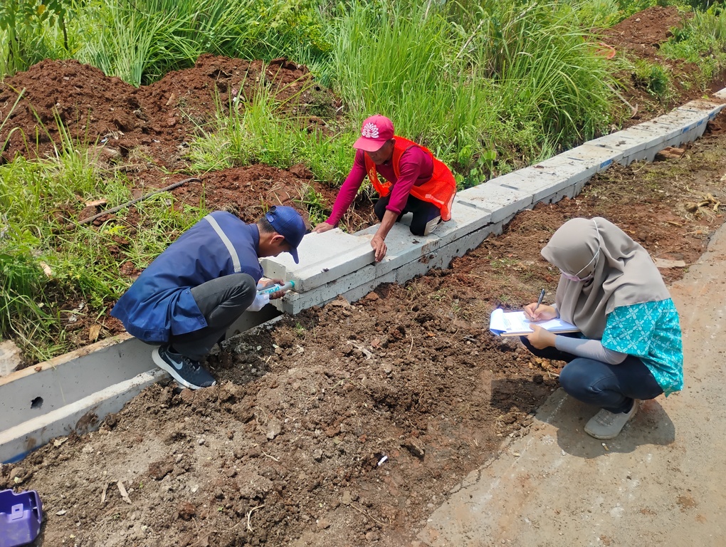 Dinas PUPR Kota Serang melakukan Uji Hammer Test di Link Kp Kemeranggen. (17 Oktober 2025)