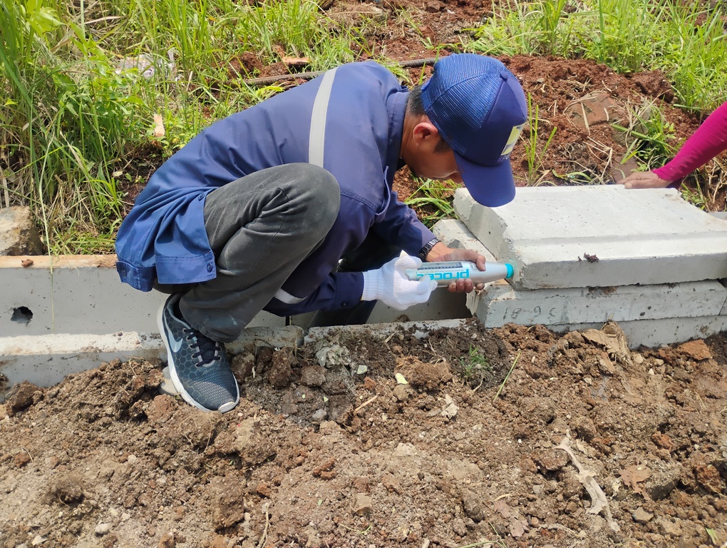 Dinas PUPR Kota Serang melakukan Uji Hammer Test di Link Kp Kemeranggen. (17 Oktober 2025)
