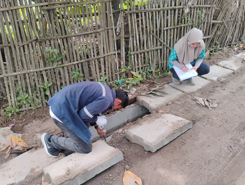 Dinas PUPR Kota Serang melakukan Uji Hammer Test diLink. Jelalang Pengampelan, Kec. Walantaka. (16 Oktober 2025)