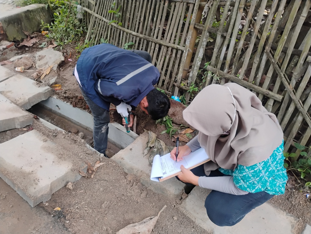 Dinas PUPR Kota Serang melakukan Uji Hammer Test diLink. Jelalang Pengampelan, Kec. Walantaka. (16 Oktober 2025)