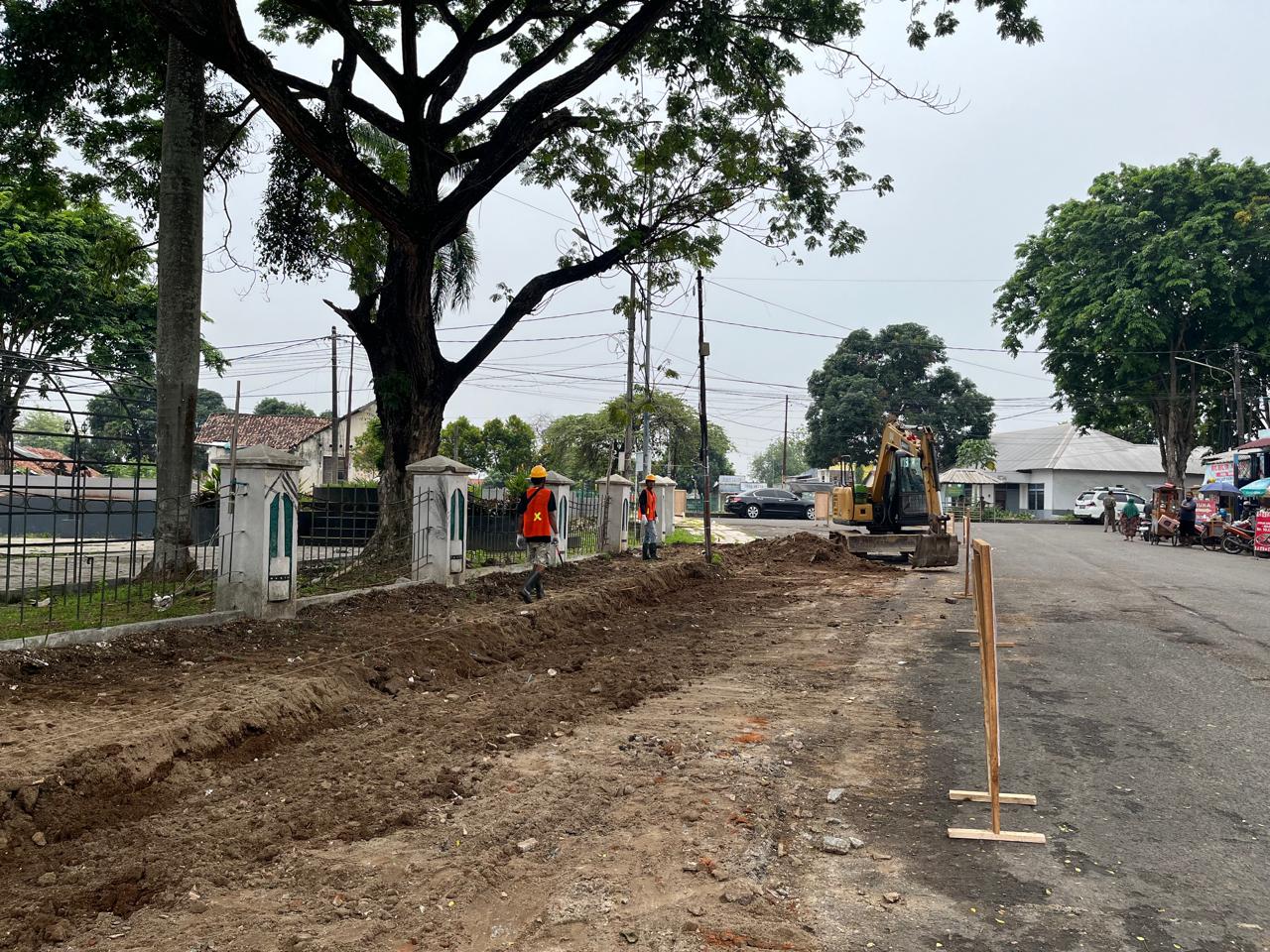 Dinas PUPR Kota Serang melakukan Penataan jalur pedesterian tahap awal Taman sari - Pasar Royal. (19 September 2025)