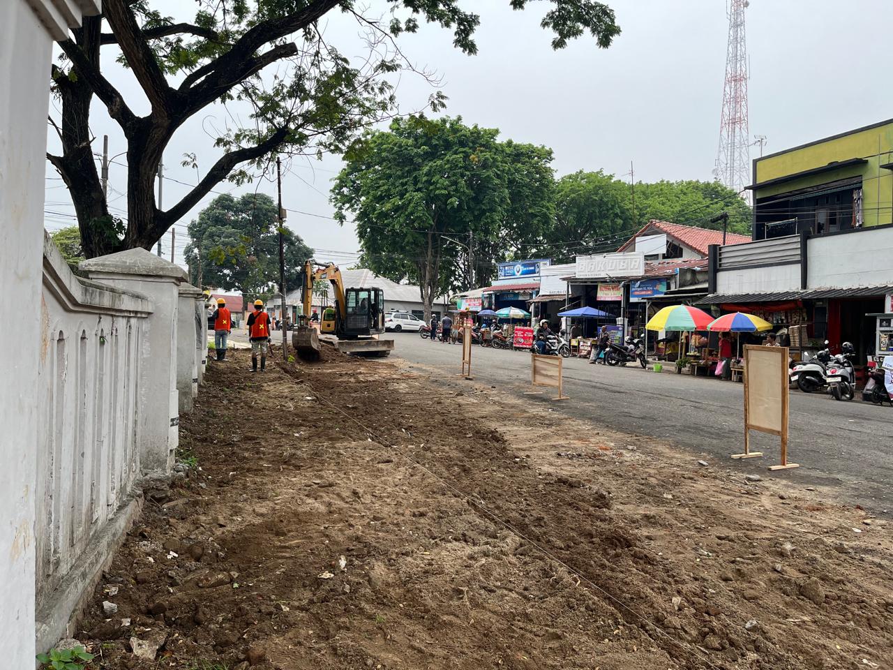 Dinas PUPR Kota Serang melakukan Penataan jalur pedesterian tahap awal Taman sari - Pasar Royal. (19 September 2025)