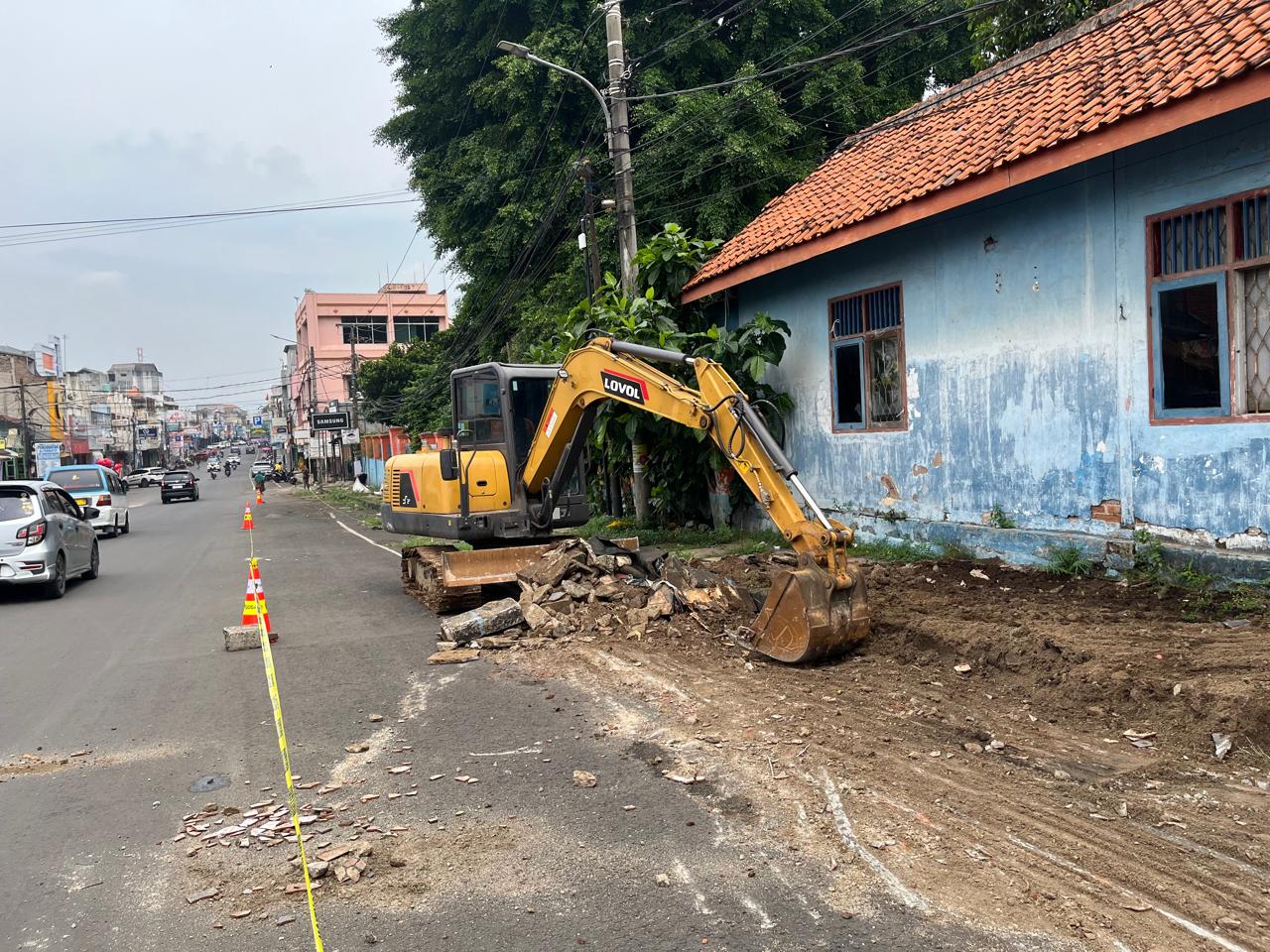 Dinas PUPR Kota Serang melakukan Penataan jalur pedesterian tahap awal Taman sari - Pasar Royal. (19 September 2025)