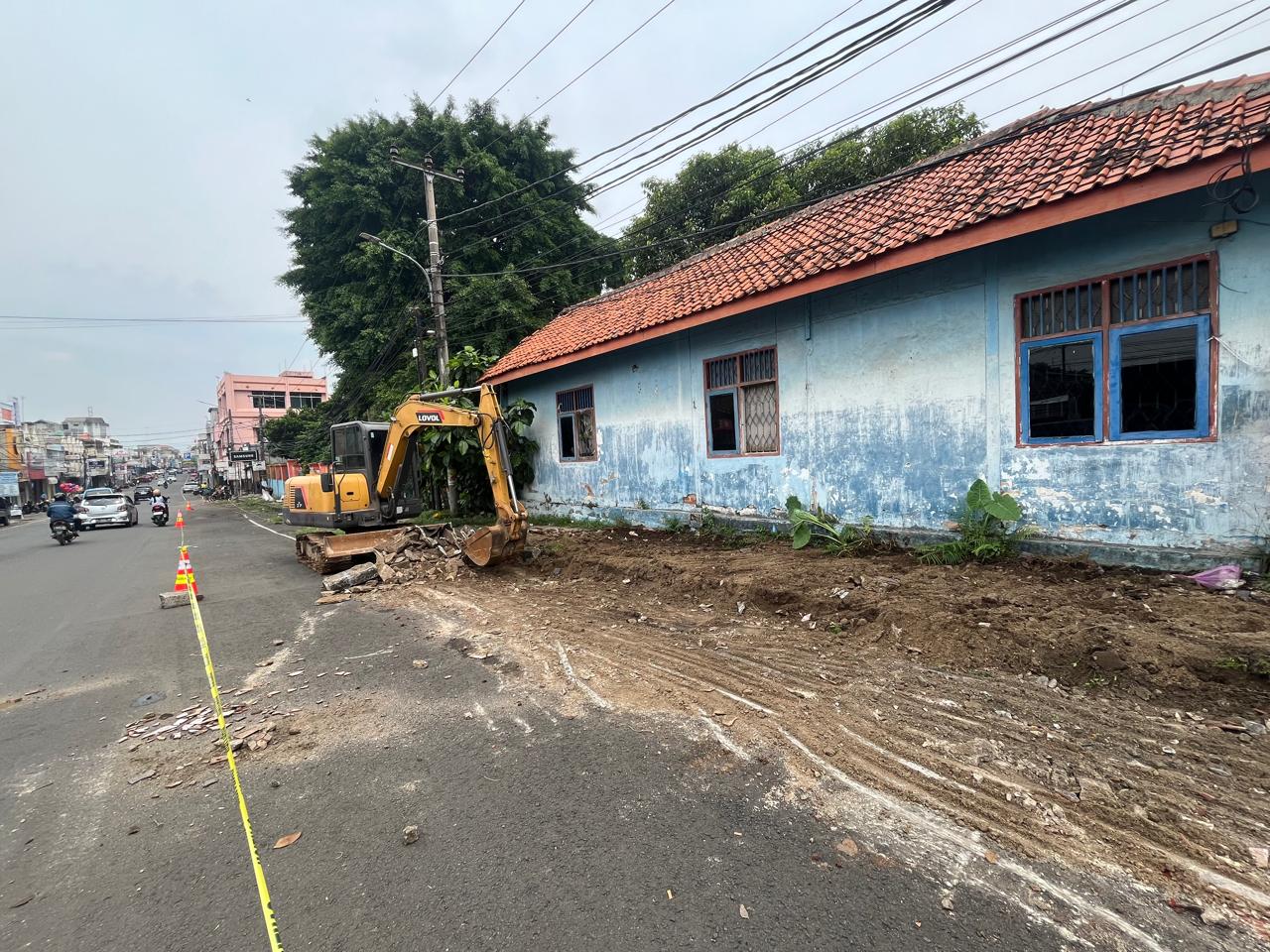 Dinas PUPR Kota Serang melakukan Penataan jalur pedesterian tahap awal Taman sari - Pasar Royal. (19 September 2025)