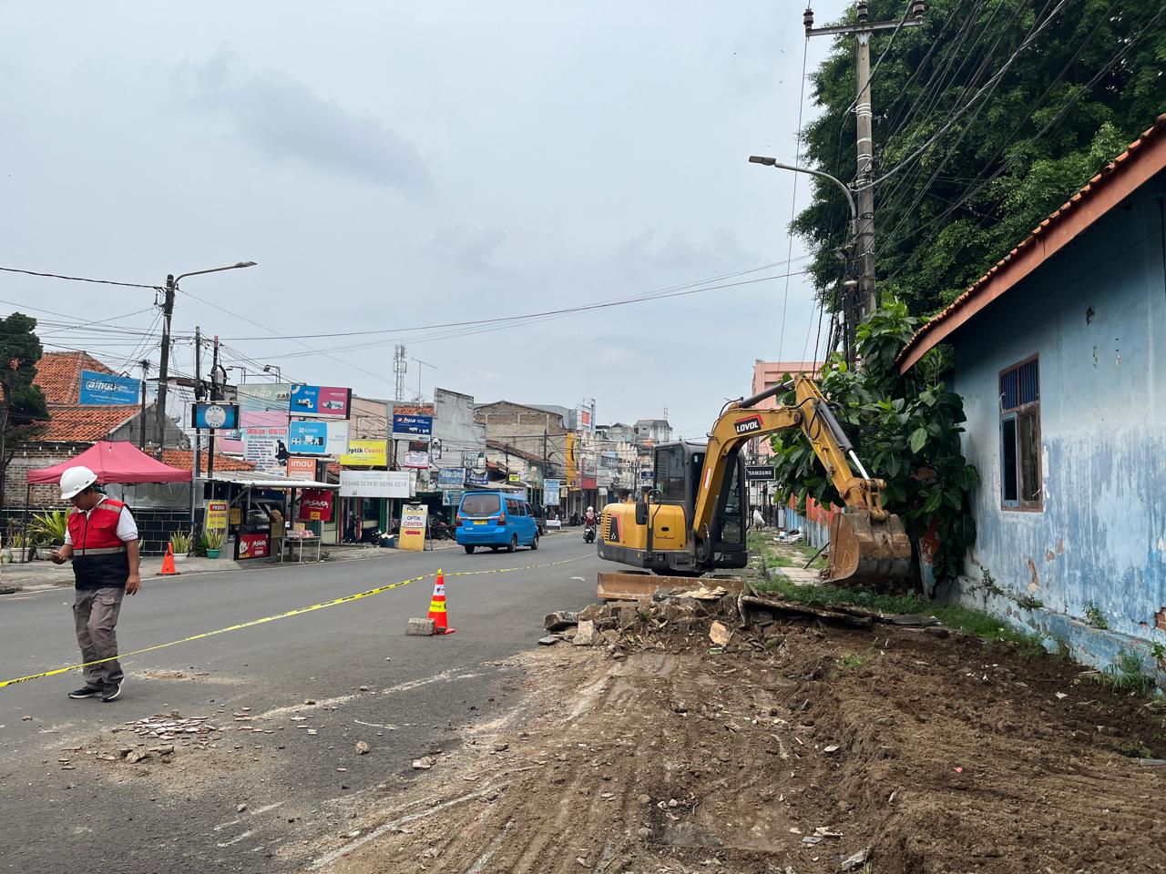 Dinas PUPR Kota Serang melakukan Penataan jalur pedesterian tahap awal Taman sari - Pasar Royal. (19 September 2025)