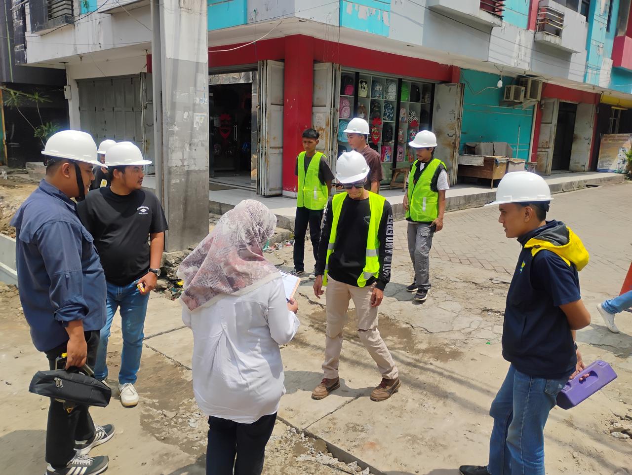Dinas PUPR Kota Serang melakukan Uji Hammer Test pada pembangunan kawasan Royal. (30 September 2025)