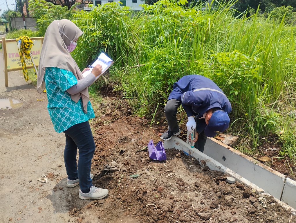 Dinas PUPR Kota Serang melakukan Uji Hammer Test di Link Kp Kemeranggen. (17 Oktober 2025)