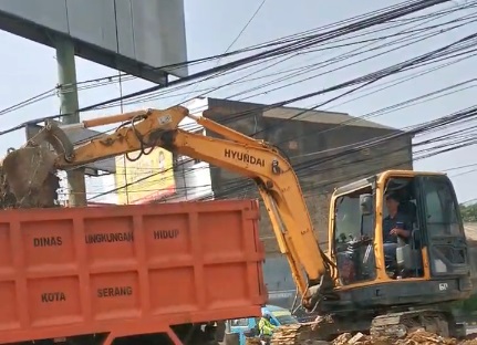 Dinas PUPR Kota Serang melakukan penataan perluasan Simpang Sebidang Drangong/ Titan Arum.