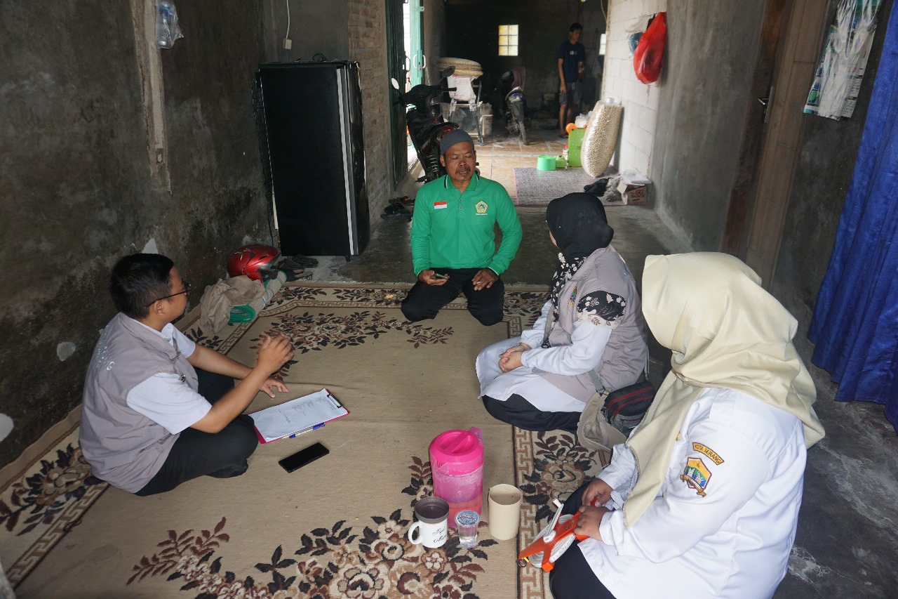 Verifikasi lapangan terhadap bangunan liar di atas irigasi tersier. (16 Juni 2025)